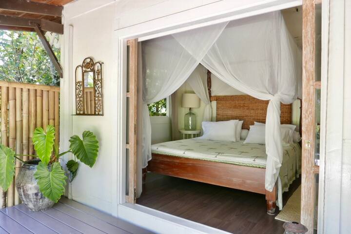 The master bedroom overlooking the garden has a private bathtub.