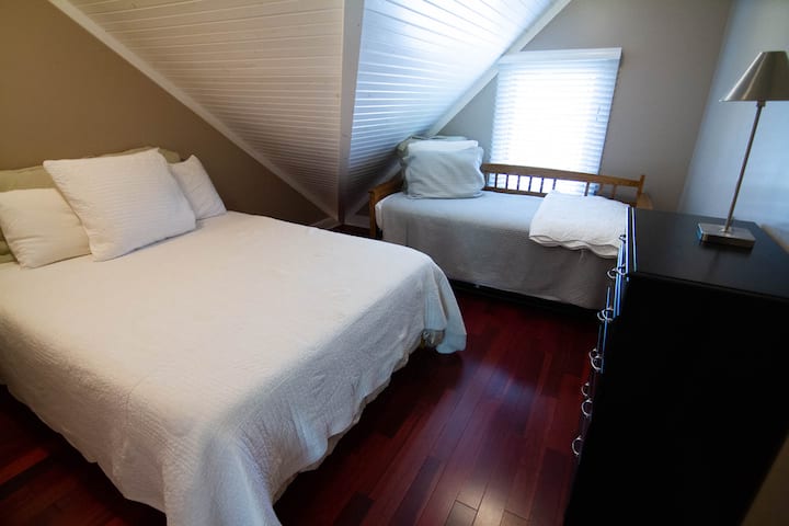 חדר שינה מס '4 צמוד לבר עם קווין ומיטה רווקה