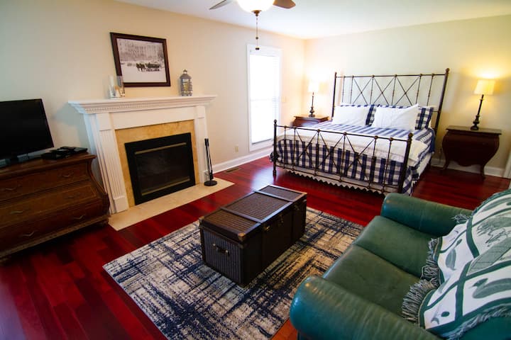 למטה מאסטר, מיטת קינג סייז ואש בוערת בעץ עם אמבטיה צמודה