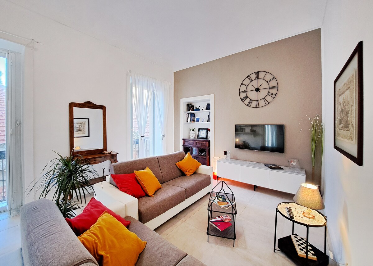 二楼的1号公寓。 客厅有两个窗户，可俯瞰屋顶。 两张沙发床都是双人床。