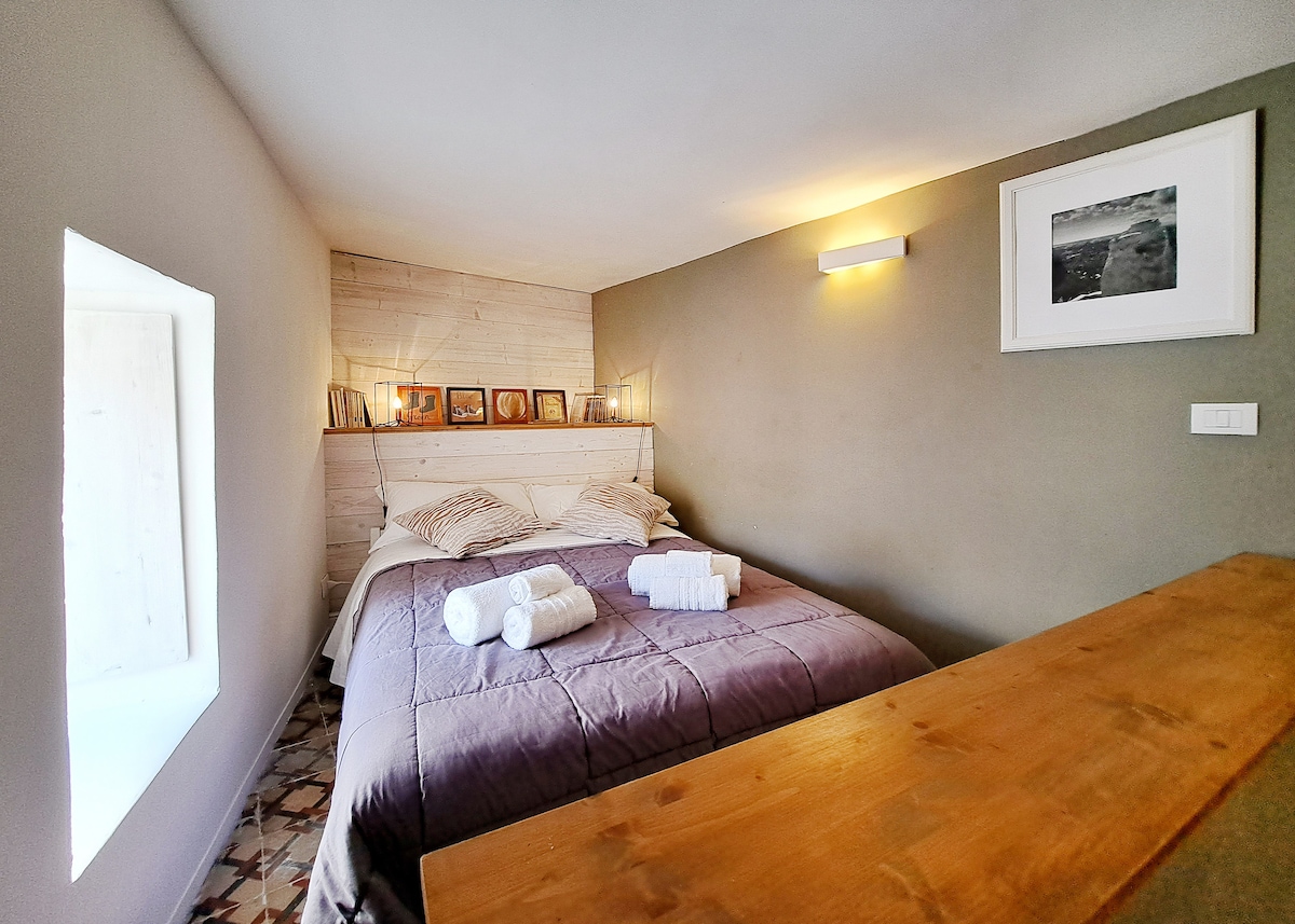 公寓 1. 夹层卧室，门关闭。