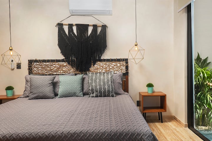 Główna sypialnia z dużym łóżkiem -  prywatny basen na zewnątrz.