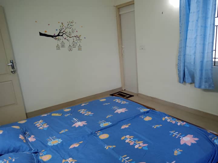 חדר שינה ראשי עם חדר רחצה צמוד