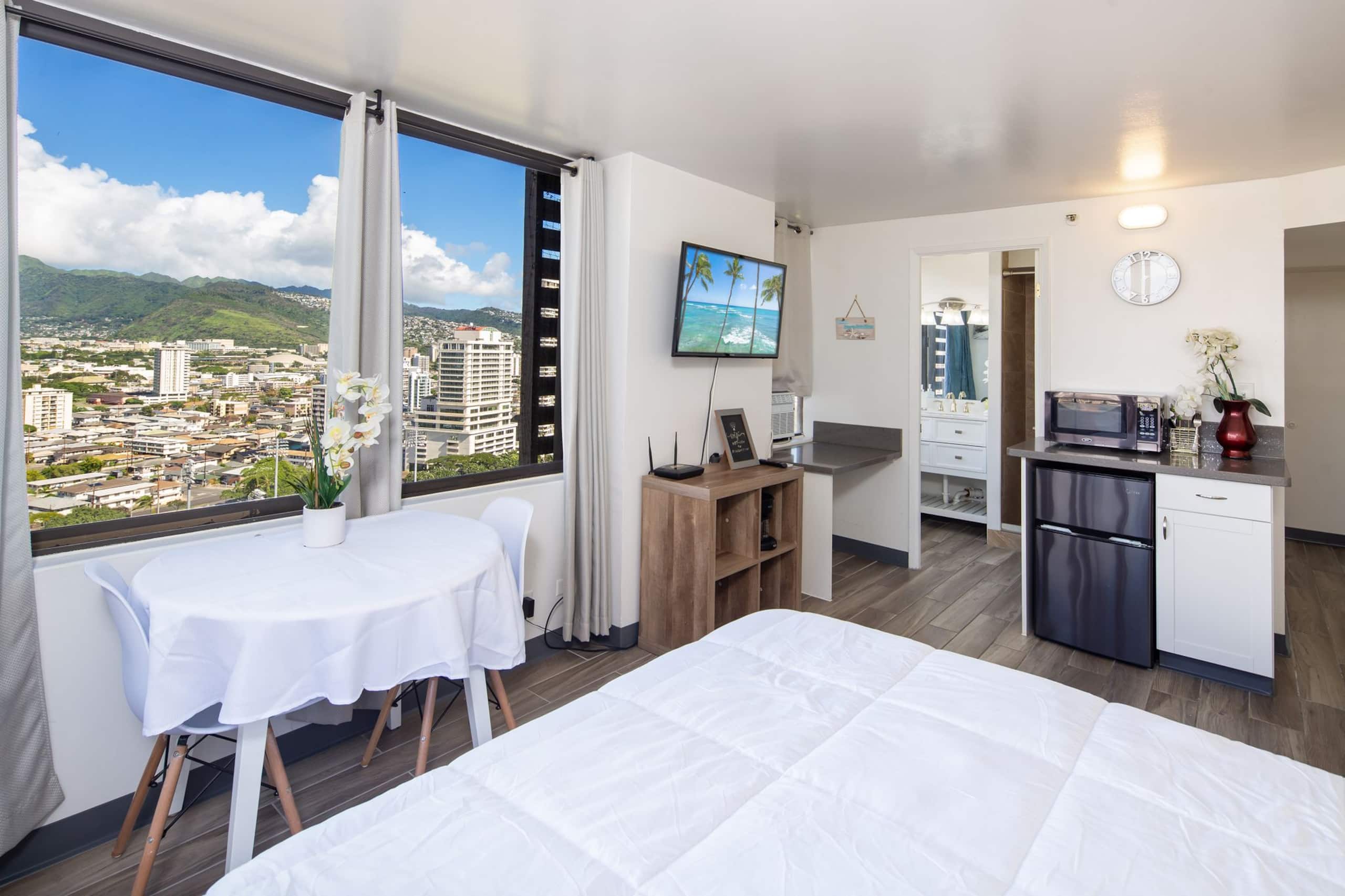 Condo in Honolulu · ★4.57 · Studio · 1 bed · 1 shared bath - Image 4