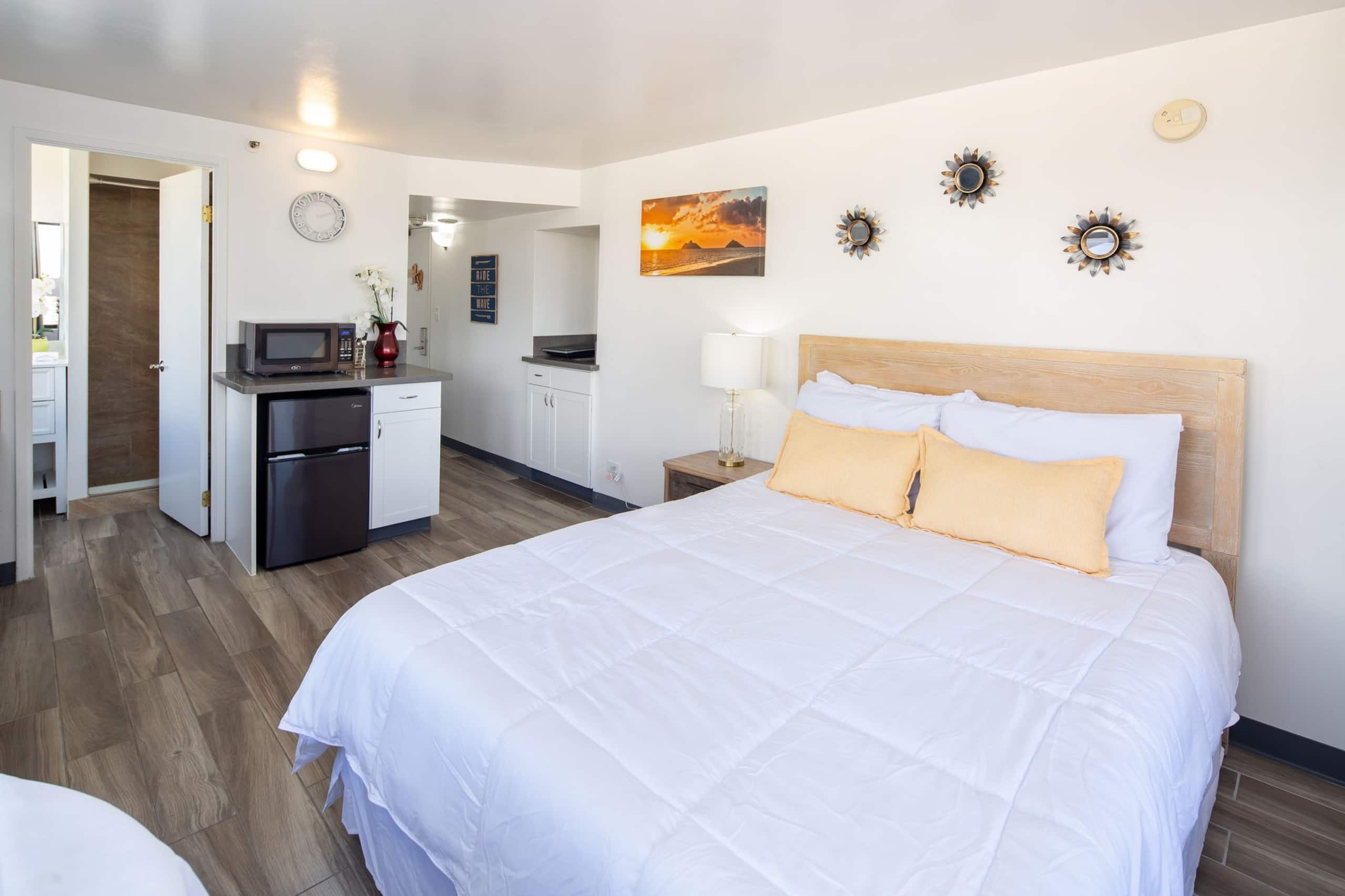 Condo in Honolulu · ★4.57 · Studio · 1 bed · 1 shared bath - Image 2