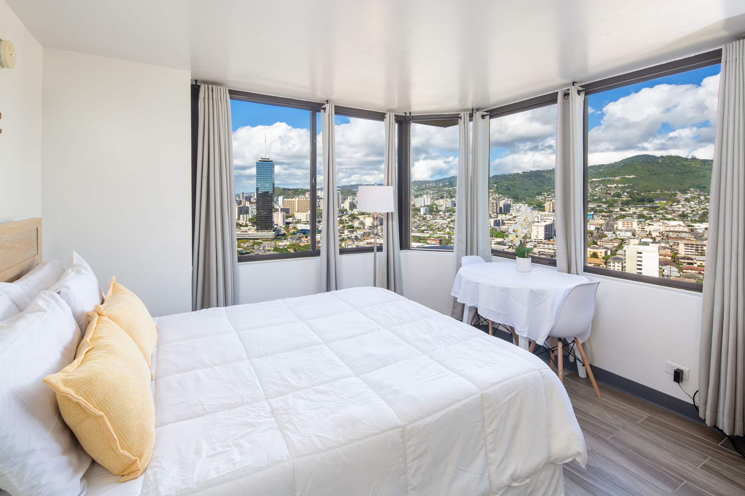 Condo in Honolulu · ★4.57 · Studio · 1 bed · 1 shared bath - Image 8