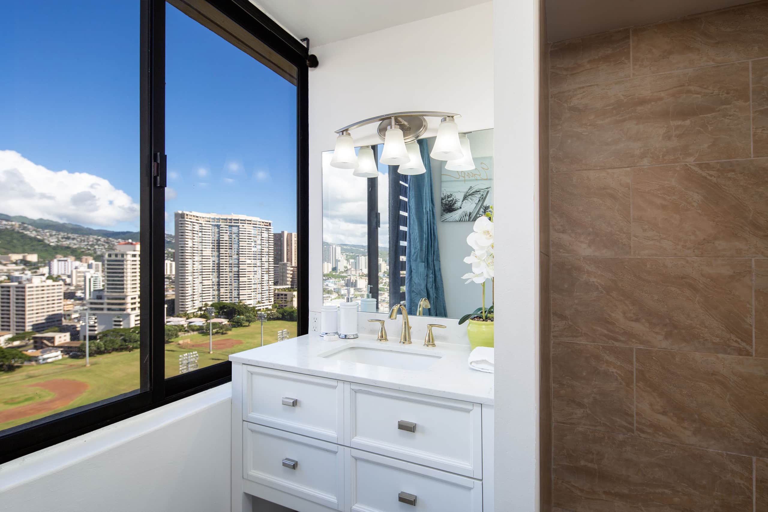 Condo in Honolulu · ★4.57 · Studio · 1 bed · 1 shared bath - Image 7