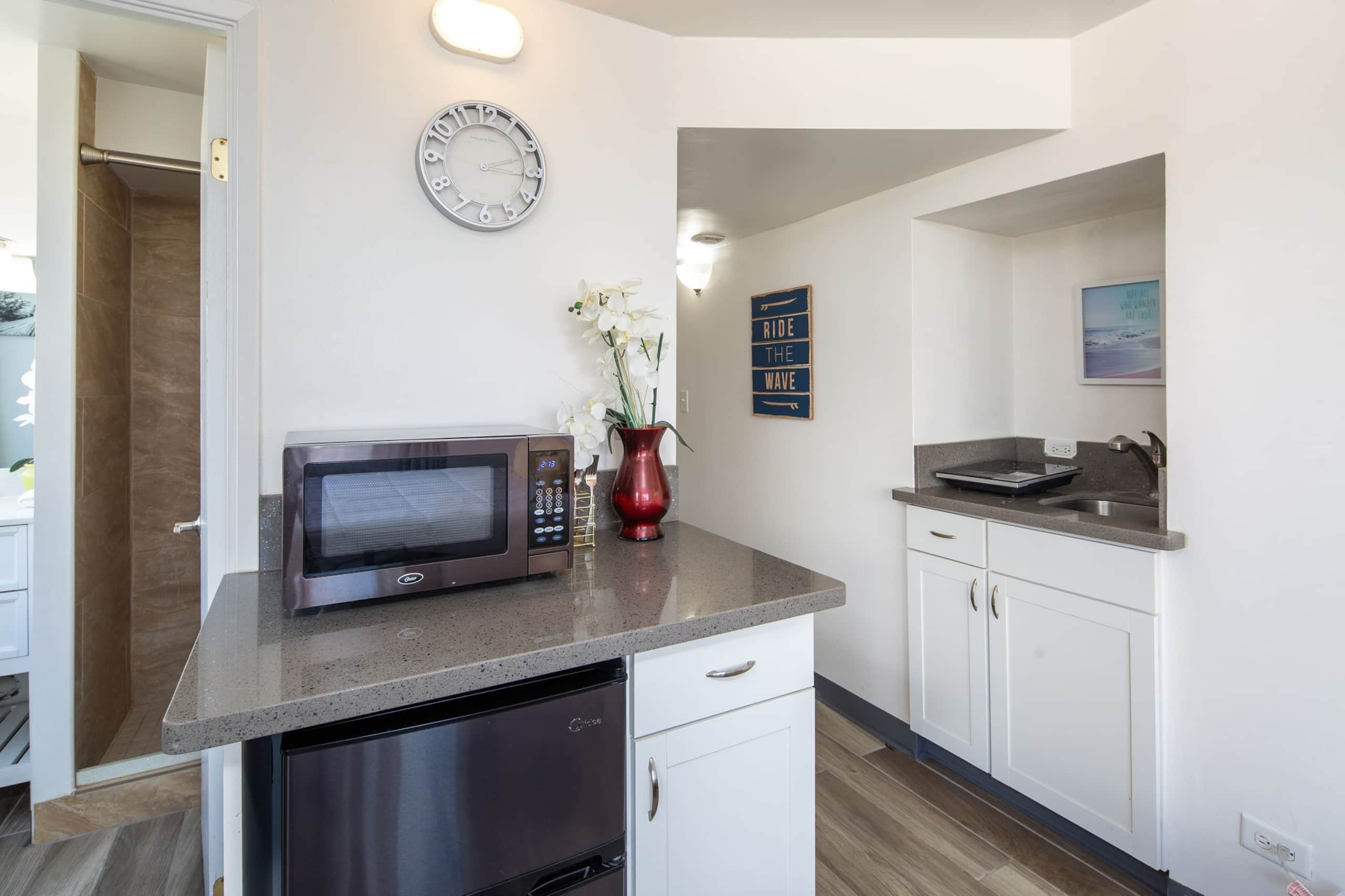 Condo in Honolulu · ★4.57 · Studio · 1 bed · 1 shared bath - Image 3
