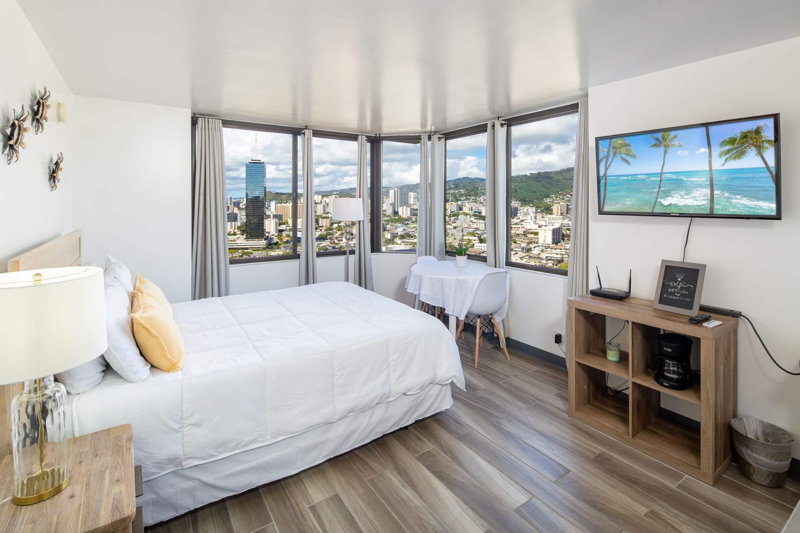 Condo in Honolulu · ★4.57 · Studio · 1 bed · 1 shared bath - Image 1