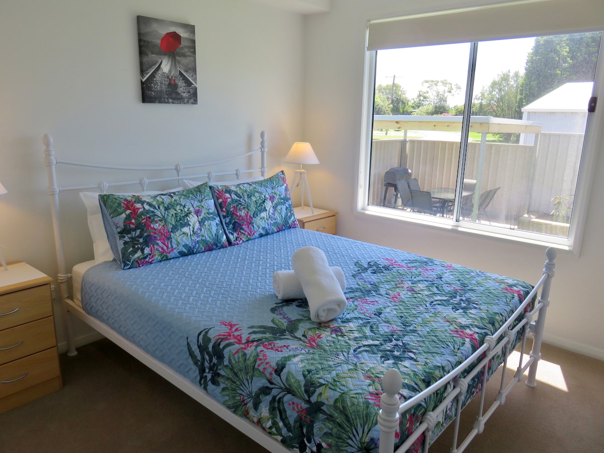 Spavaća soba 2, bračni krevet (160x200), ugradbeni ogrtač, noćni ormarići, električna deka zimi, stropni ventilator za ljetne dane. USB priključak za punjenje telefona i drugih uređaja. Dijeli kupaonicu s spavaćom sobom 3.