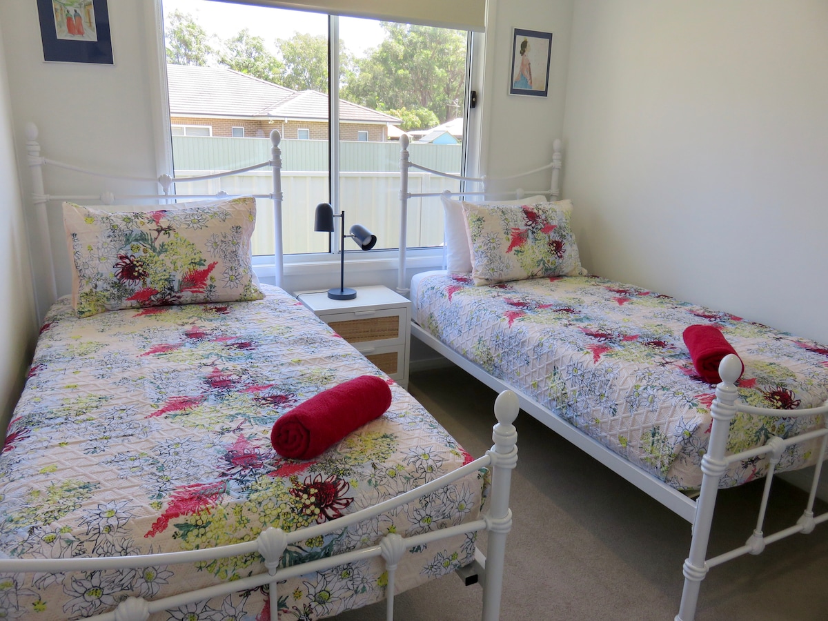 Spavaća soba 3 nudi 2 kreveta za jednu osobu, s ugrađenim ogrtačem i noćnim ormarićem, električnim dekama zimi, stropnim ventilatorom za ljeto i USB priključkom za punjenje telefona i drugih uređaja. Ova soba dijeli kupaonicu s spavaćom sobom 2. Noćni ormarići za bebe.