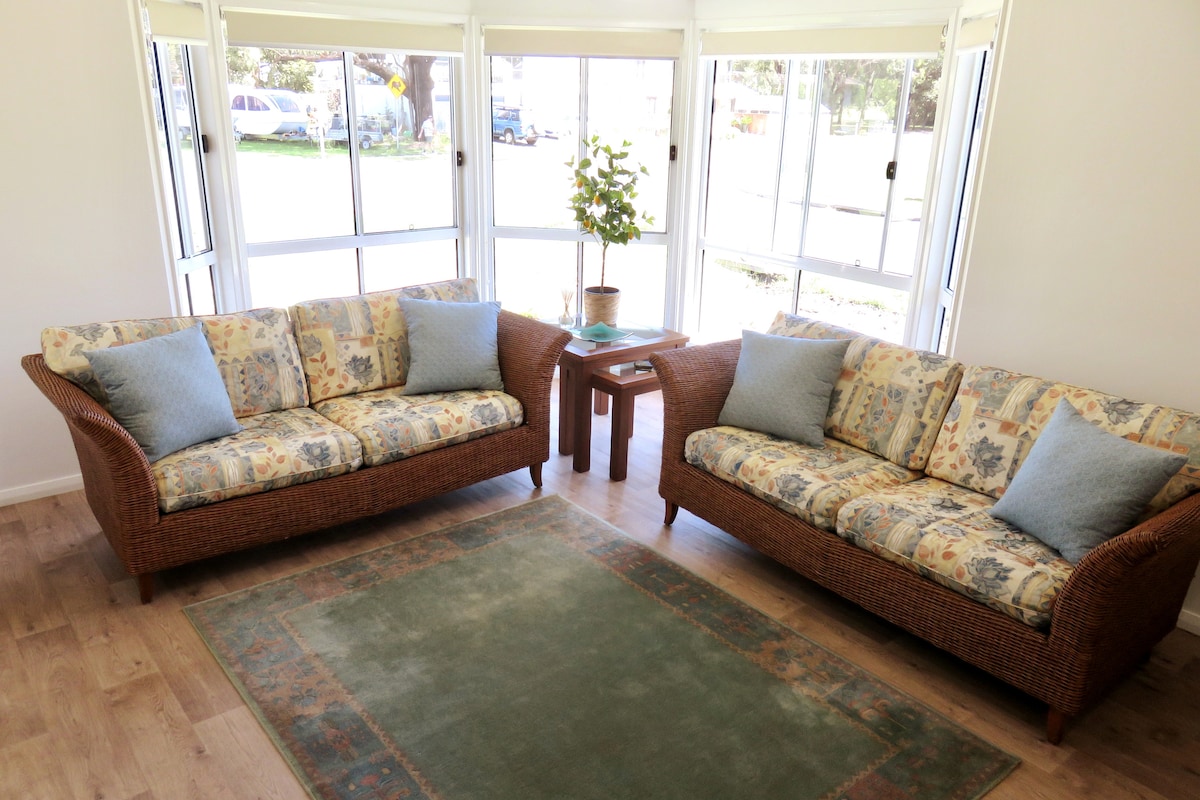 Svjetao i  udoban prostor za opuštanje okrenut prema vašem pametnom televizoru i ormariću za zabavu