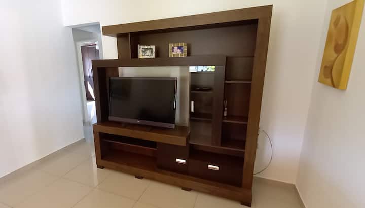 Sala con TV de 42pulgadas y 1 sofá cama.