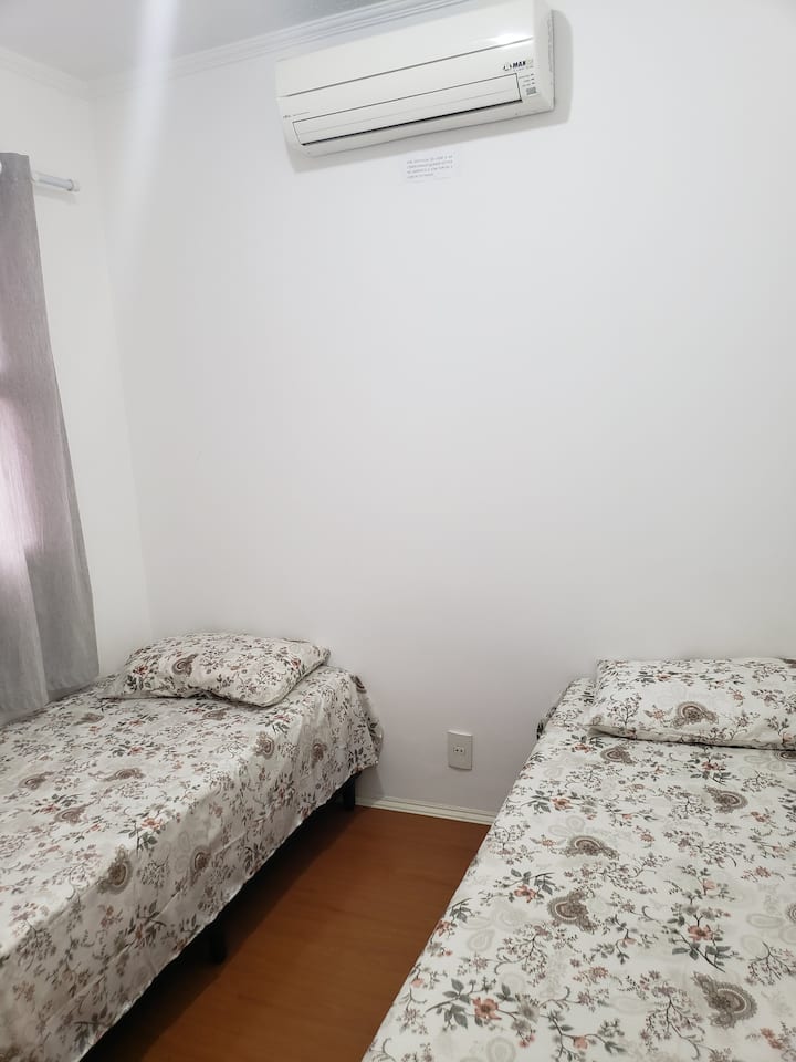 Spavaća soba II ( dva kreveta za jednu osobu; klima-uređaj; planirani ormar)