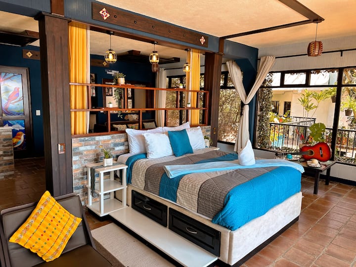 Toutes nos chambres ont vue sur le lac et la nature qui nous entoure. Laissez-vous visiter par les écureuils intrépides, faites attention au chant des oiseaux et détendez-vous avec les vagues du lac l'après-midi 

Taille du lit : queen