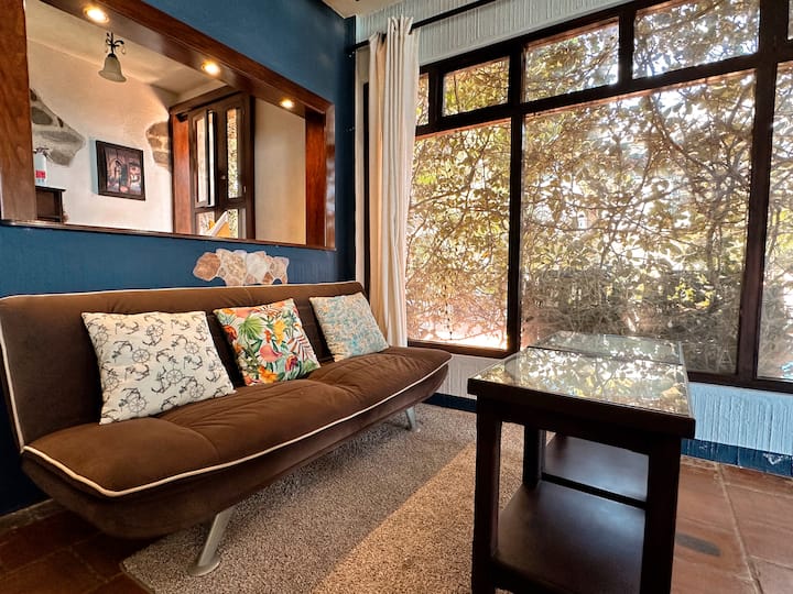 Ce salon vous donne l'intimité dont vous avez besoin de l'extérieur grâce à la même nature. Devant vous profitez de la vue sur le lac. 

L'appartement dispose de 2 canapés-lits que l'équipement sur place préparera à votre demande. Taille : double