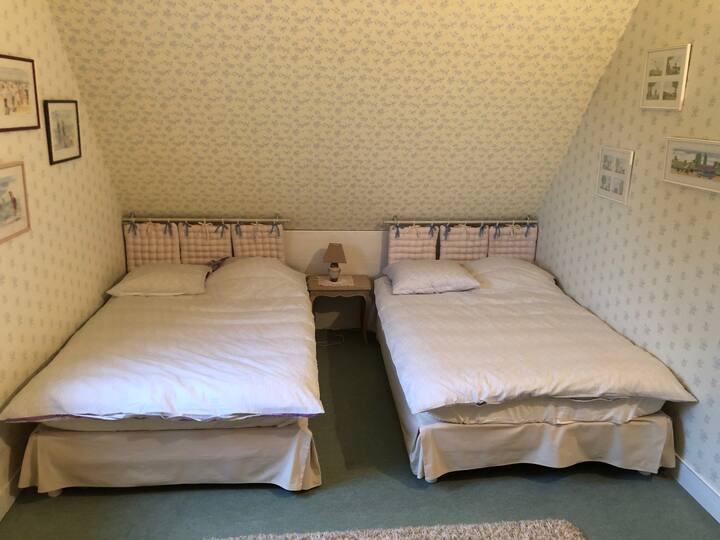 The two beds 120 x 190 of the children's bedroom. The 120 cm wide beds may be suitable for two children per bed. 