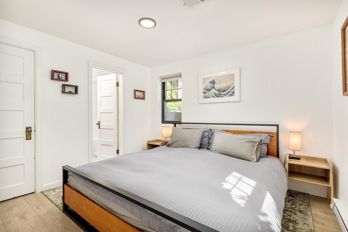 Kingsize bed in een aparte slaapkamer met toegang tot de badkamer.