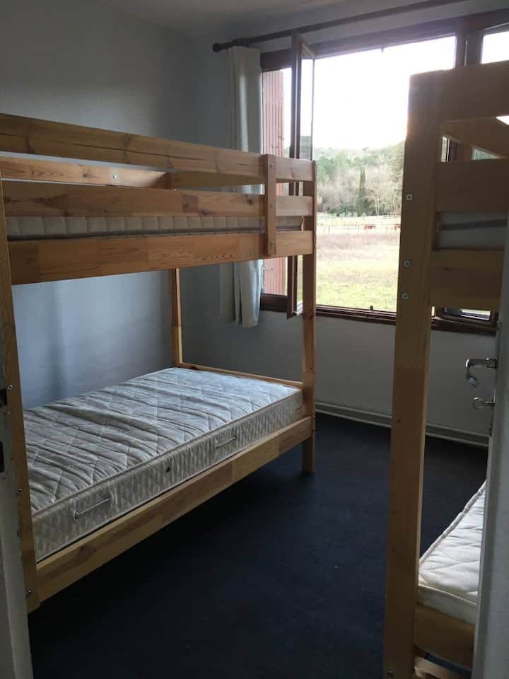 ห้องนอน 3 เตียงสองชั้น 2 หลัง