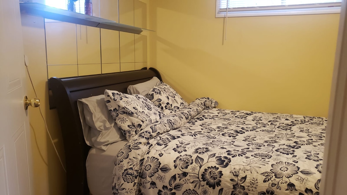 Spavaća soba br. 1 s ormarom i velikim prozorom i bračnim krevetom