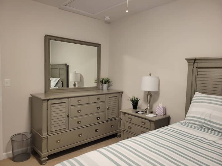 Брачен кревет (широк 150-179 см), опремен со телевизор Прикажи 2