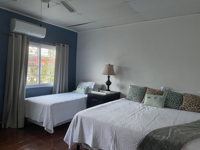 Ruime kamer met kingsize bed en eenpersoonsbed.   Ruime slaapkamer met kingsize bed en individuele bedden