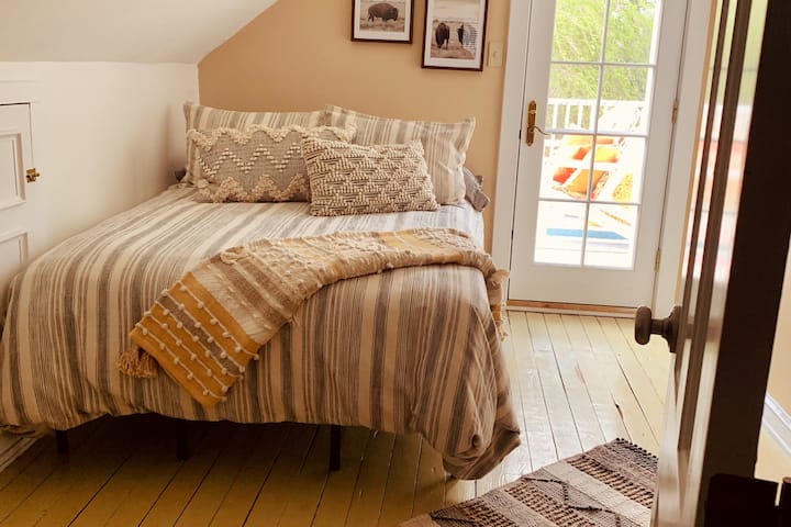 Smaller bedroom in the suite. 