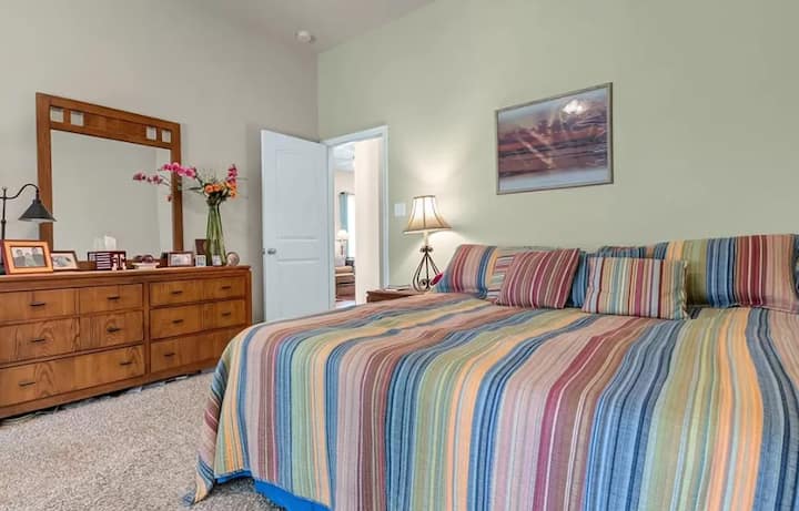 Მთავარი საძინებელი დიდი საწოლით და ახალი იასამნისფერი მატრასით