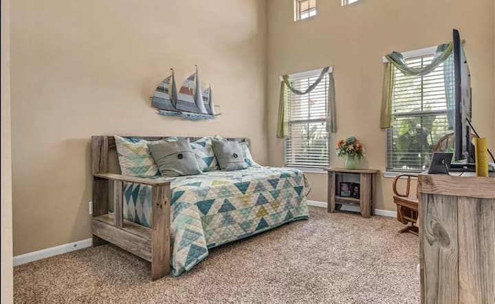 Საძინებელი ერთადგილიანი საწოლით/გასაშლელი დივნით