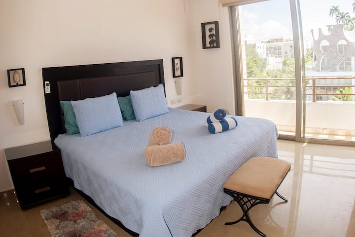 chumba cha kulala cha wasaa na starehe na kitanda cha ukubwa wa mfalme, chumba kilicho na kiyoyozi na mfumo wa pazia mara mbili (mwanga mdogo na nyeusi nje)