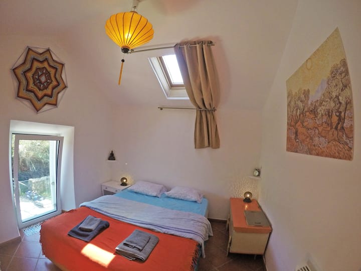 ห้องนอนใหญ่พร้อมช่องรับแสง