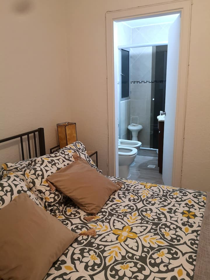 غرفة نوم رئيسية بحمام داخلي