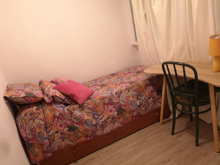 غرفة نوم بسرير بحار