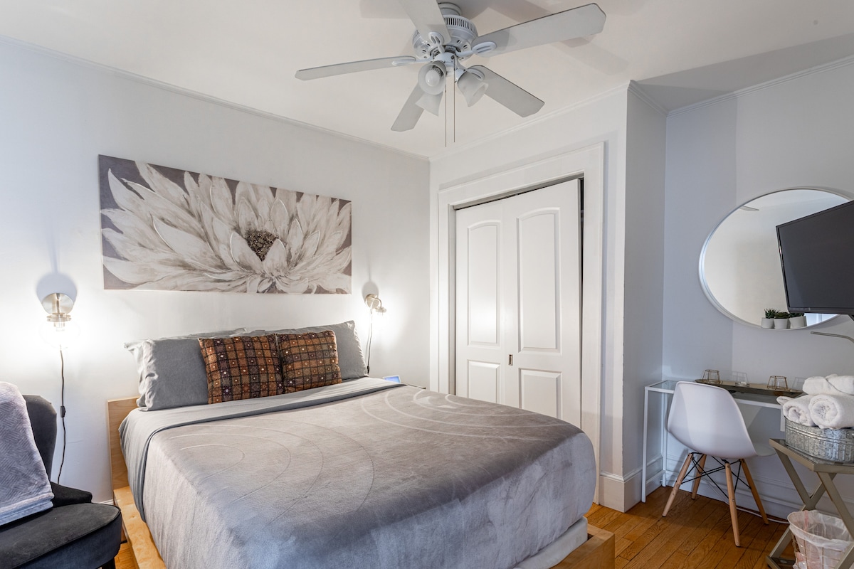 Relax in this quiet and bright room.
With a comfortable bed, minimalist decor, and space to work or relax, this place is perfect for a relaxing getaway. Ideal for travelers looking for comfort and style