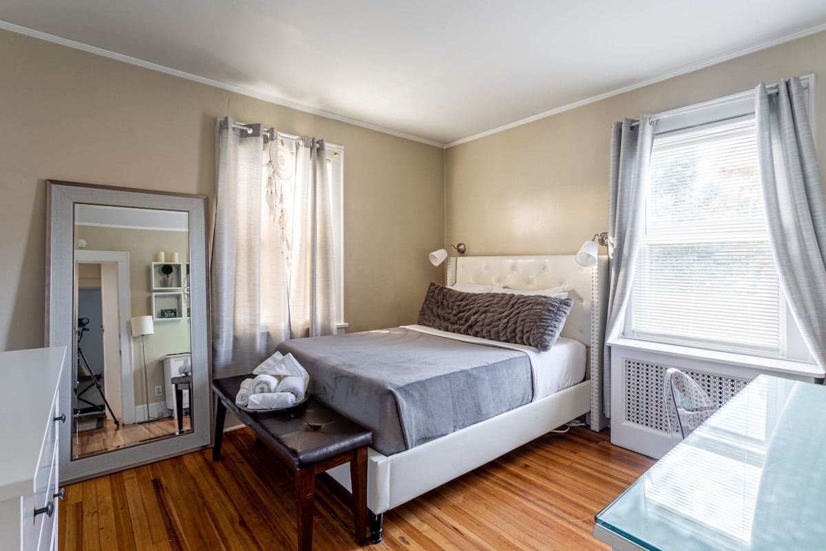 Enjoy a pleasant stay in this bedroom with well laid out furniture, wraparound lighting and a design that invites you to rest.