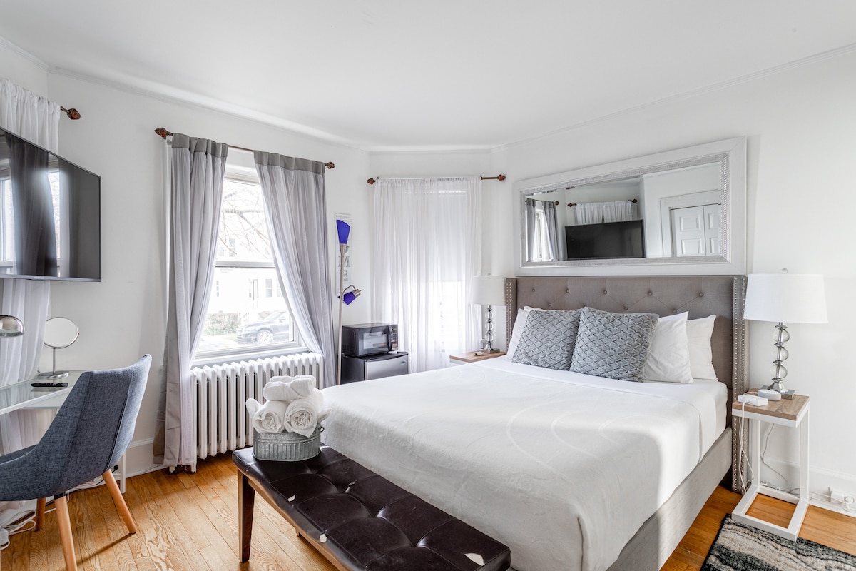 The bedroom is equipped with a comfortable bed and bedside tables for your comfort. It also has a small refrigerator, a microwave, a desk and a TV for your entertainment in a relaxing atmosphere.