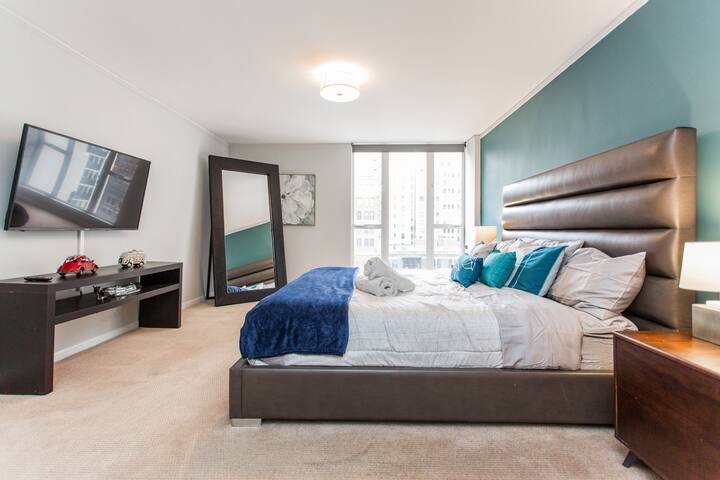 MAG MILE MEGA Entire Floor 4BD/4BA (+Roof/Gym) gallery image 5