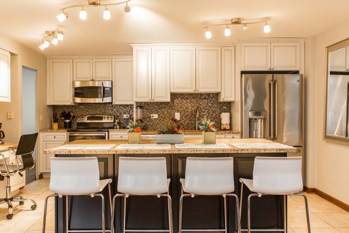 MAG MILE MEGA Entire Floor 4BD/4BA (+Roof/Gym) gallery image 3