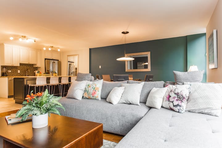 MAG MILE MEGA Entire Floor 4BD/4BA (+Roof/Gym) gallery image 2