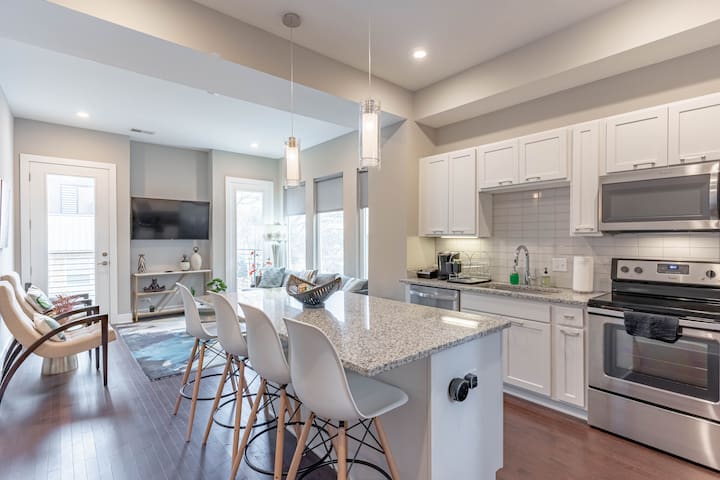 Stylish Getaway Min from Broadway & All Hotspots