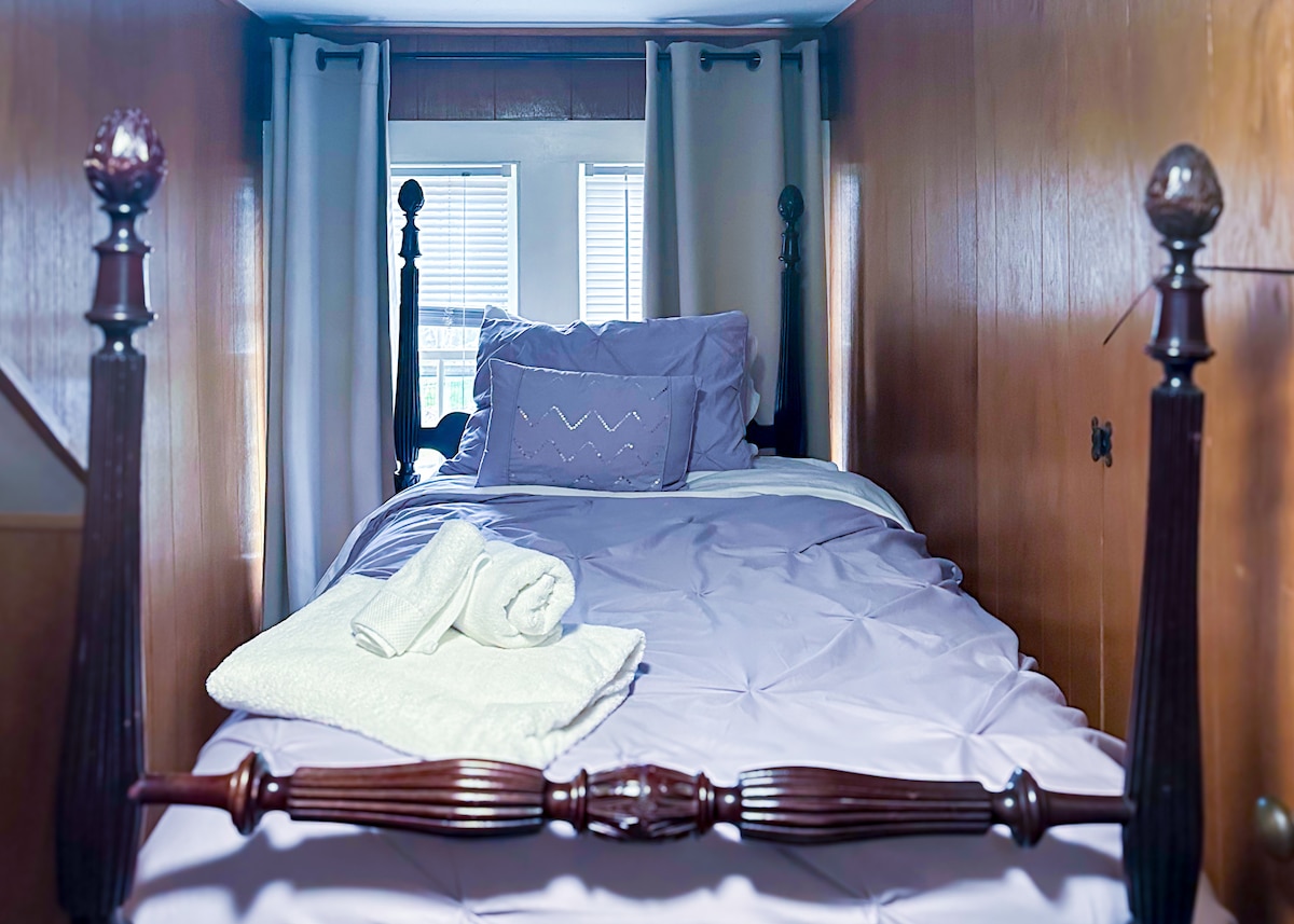 Спалня на 3 - ия етаж: елегантността и комфортът се комбинират в тази спалня с величествени тъмни дървени акценти.