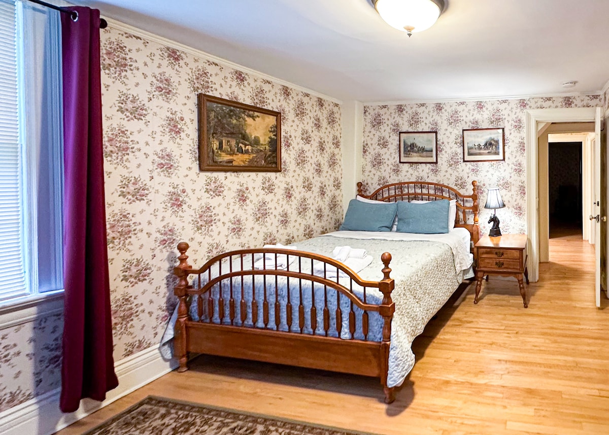 Гранична стая с двойно легло queen size на втората стая: винтидж чарът отговаря на модерния комфорт в тази просторна, осветена от слънцето спалня.