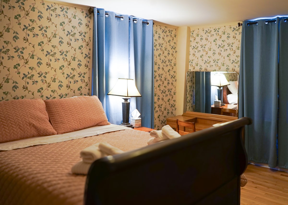 Викторианска стая във втората стая: преспивайте със стил в тази спокойна спалня, увита в уюта на топлите тонове и уютен декор.