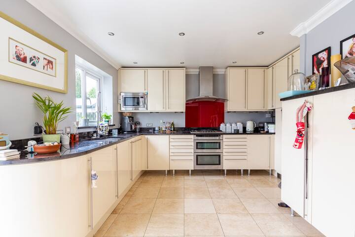 Room in Airy 🏡 access RHS Bridgewater Manchester gallery image 4