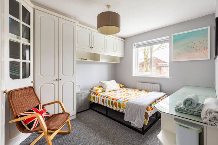 Room in Airy 🏡 access RHS Bridgewater Manchester gallery image 5