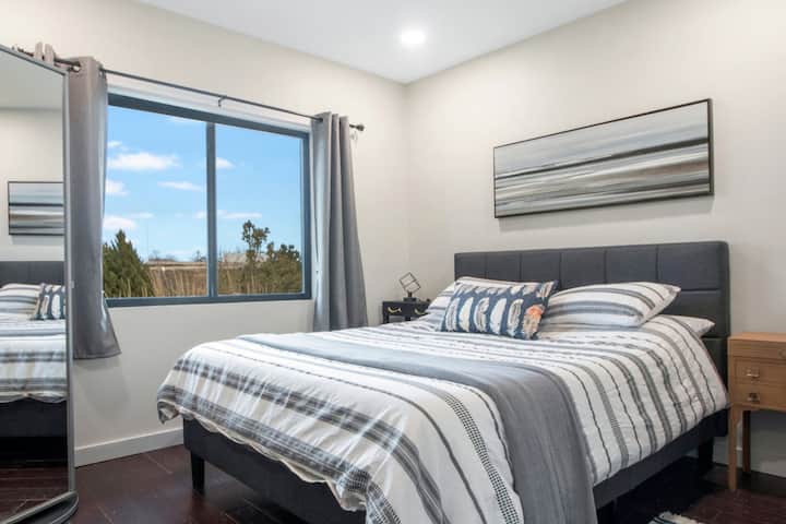 Segundo dormitorio con cama tamaño queen y sábanas muy cómodas.