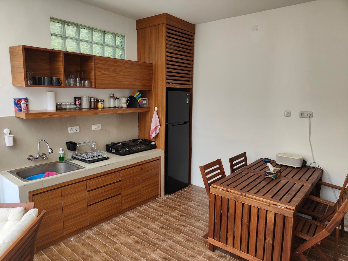 Home in Barat Sawangan Kuta Selatan · ★4.67 · 2 bedrooms · 2 beds · 1 private bath, comparabile Airbnb