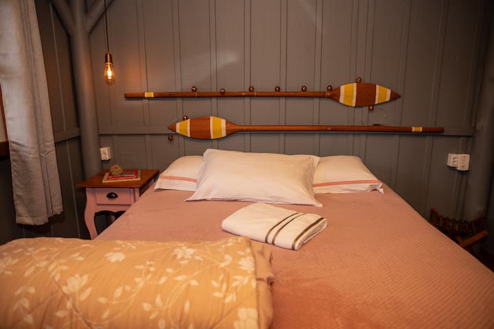 Dormitorio 2, cama tamaño queen con ropa de cama de línea de hotel TEKA.