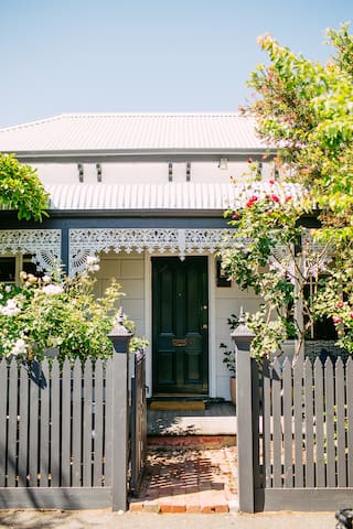 15 min to CBD | 10 min to MCG