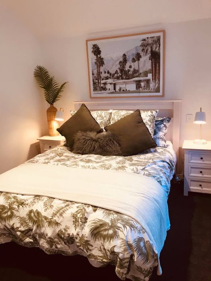 Საძინებელი - საწოლი საწოლი ელექტრო საბნებით, კარადებით და ბარგის სივრცით